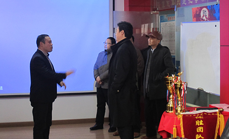 章總陪同各位領(lǐng)導(dǎo)參觀我公司文化長廊 章總陪同各位領(lǐng)導(dǎo)參觀我公司文化長廊