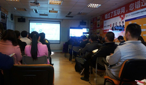 學員們聚精會神的學習.jpg 學員們聚精會神的學習.jpg