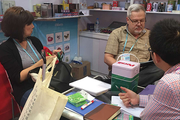 與客戶合約洽談.jpg 與客戶合約洽談.jpg