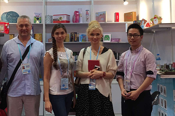 廣交會與客戶合影.jpg 廣交會與客戶合影.jpg