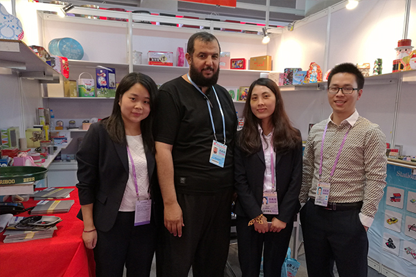 廣交會與客戶合影記錄.jpg 廣交會與客戶合影記錄.jpg