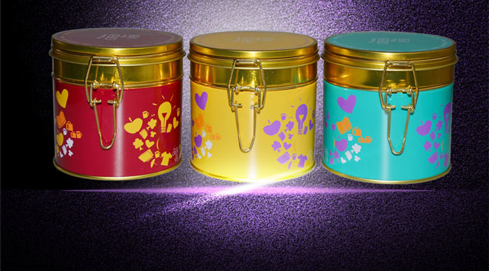 經典帶鎖扣圓形通用鐵罐-翻蓋馬口鐵盒定制_02.jpg 經典帶鎖扣圓形通用鐵罐-翻蓋馬口鐵盒定制_02.jpg