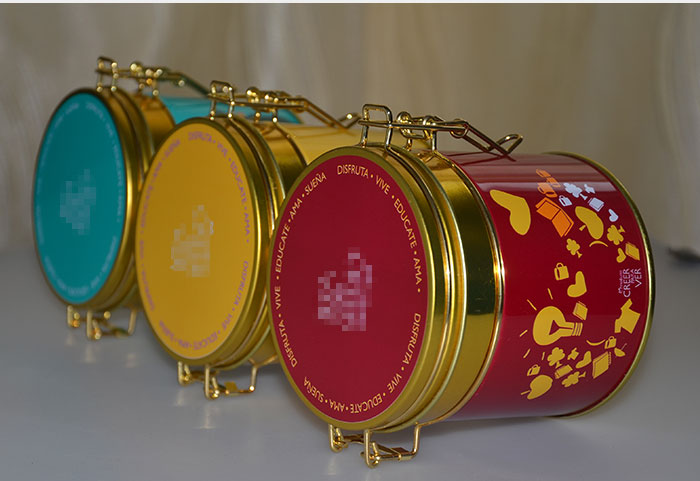 經典帶鎖扣圓形通用鐵罐-翻蓋馬口鐵盒定制_08.jpg 經典帶鎖扣圓形通用鐵罐-翻蓋馬口鐵盒定制_08.jpg