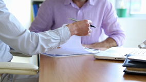 商人簽合同和與女實業家握手.jpg 商人簽合同和與女實業家握手.jpg