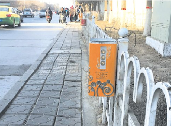 廢棄鐵盒變身垃圾桶 廢棄鐵盒變身垃圾桶