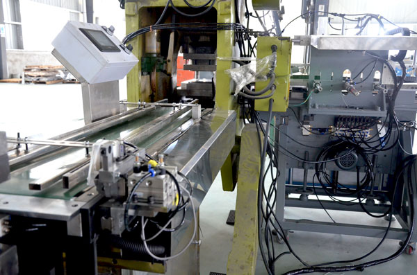 自動生產線2.jpg 自動生產線2.jpg