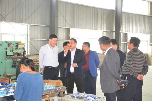 領導了解鐵盒生產線情況.jpg
