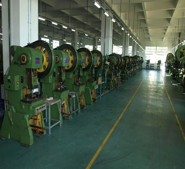 金裕制罐生產(chǎn)機(jī)器.jpg 金裕制罐生產(chǎn)機(jī)器.jpg