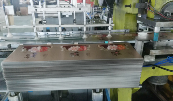 月餅鐵盒自動生產線.jpg 月餅鐵盒自動生產線.jpg