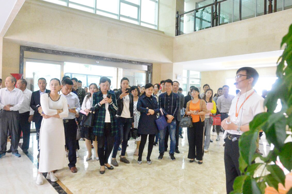 觀摩團(tuán)參觀企業(yè)文化墻 觀摩團(tuán)參觀企業(yè)文化墻