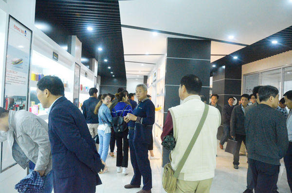 觀摩團(tuán)參觀樣品間 觀摩團(tuán)參觀樣品間