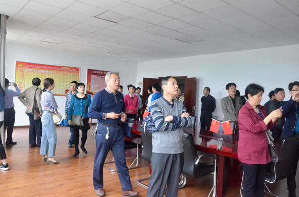 觀摩團(tuán)參觀黨建活動(dòng)室 觀摩團(tuán)參觀黨建活動(dòng)室