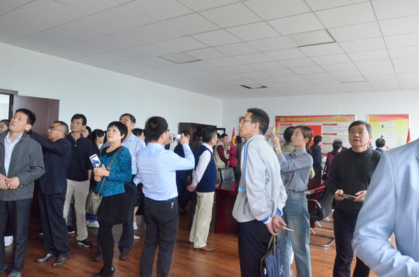 參觀黨建活動(dòng)室 參觀黨建活動(dòng)室