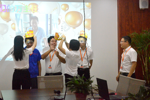 金裕大牌生日會(huì),戴生日帽 金裕大牌生日會(huì),戴生日帽