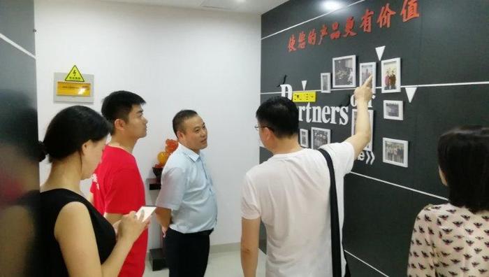 來(lái)賓參觀金裕制罐.jpg 來(lái)賓參觀金裕制罐.jpg