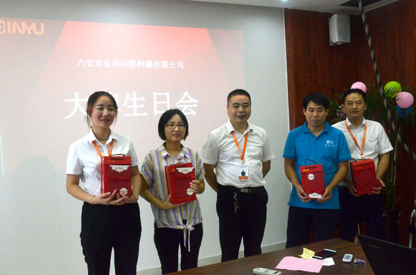 金裕制罐葉總監和四位壽星合影