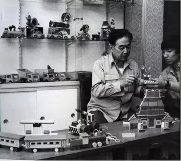 設計師在研究設計方案 設計師在研究設計方案