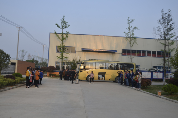 馬口鐵盒生產(chǎn)廠家列隊(duì)歡送旅游人員 馬口鐵盒生產(chǎn)廠家列隊(duì)歡送旅游人員